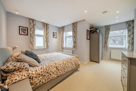 1 bedroom flat for sale, Heather Close, Battersea, London, SW8
