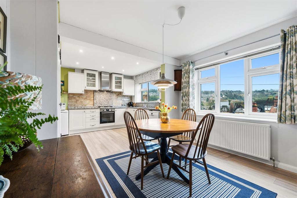 Dining area to kitchen.jpg