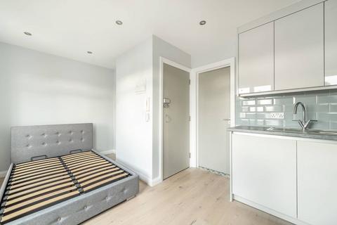 Studio to rent, Kneller Road, Whitton, Twickenham, TW2