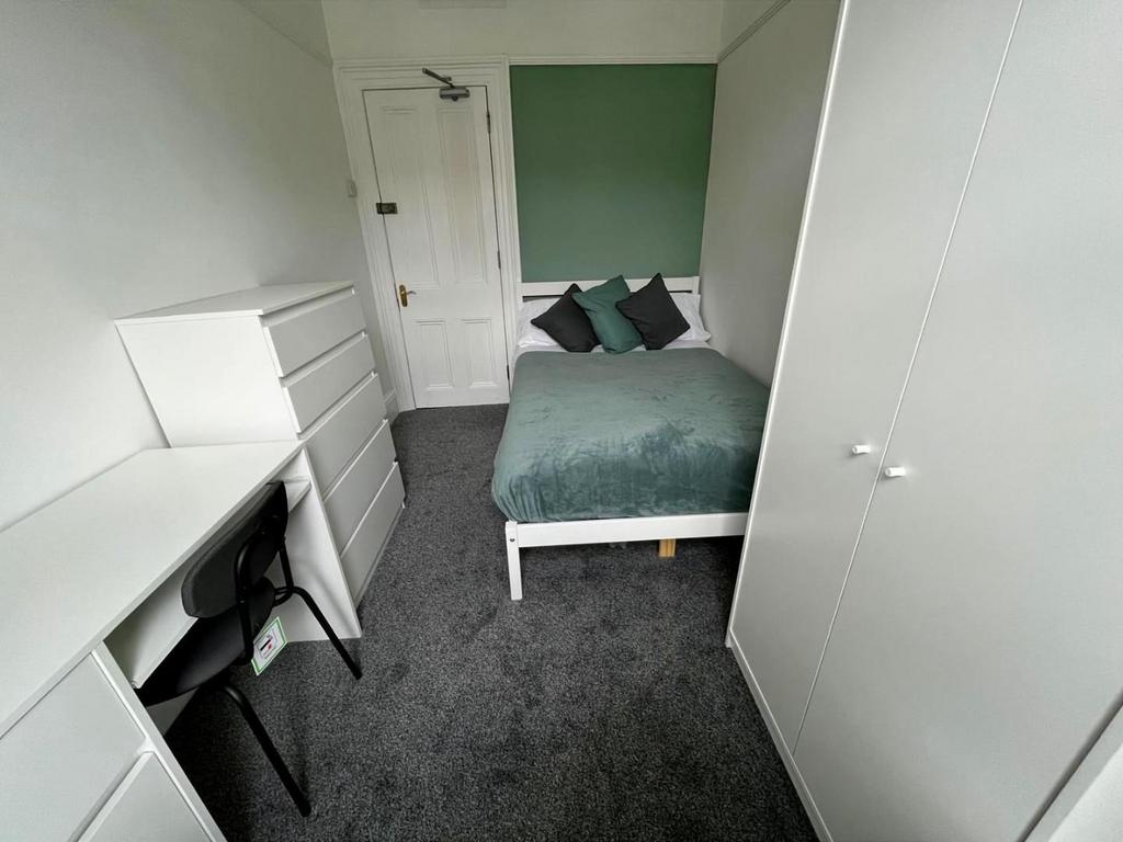 Alex room 5 .JPG