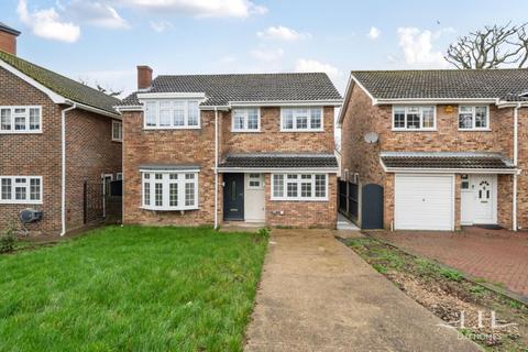 4 bedroom detached house for sale, The Dell, Brentwood