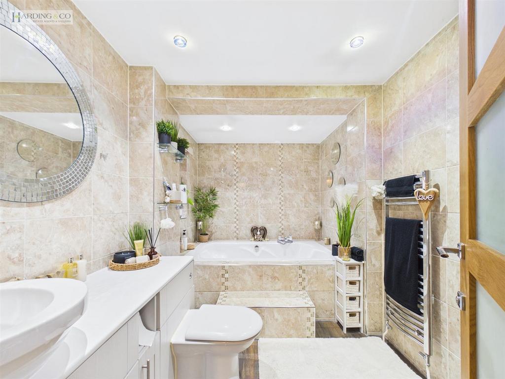 Family bathroom .1