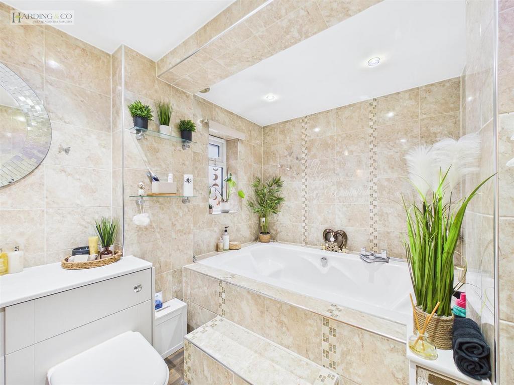 Family bathroom .2