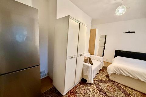 3 bedroom flat share to rent, Share Flat (3 bedroom), Taylor Court, Dorman Way, Swiss Cottage