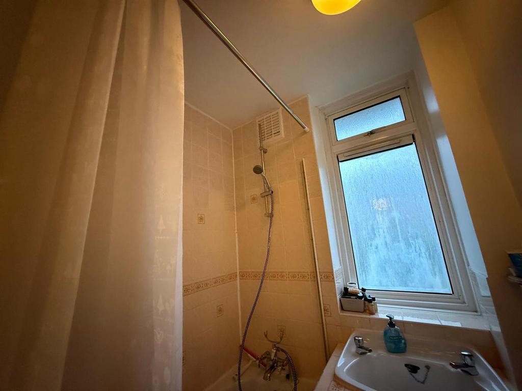 Whats App Image 2026-01-15 at 16.59.26 bathroom.jpe