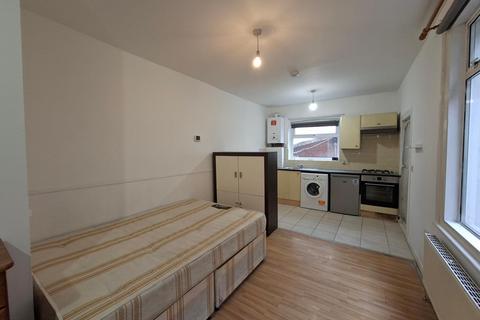 Studio to rent, Saint Margaret's Avenue, London, N15