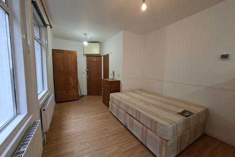 Studio to rent, Saint Margaret's Avenue, London, N15