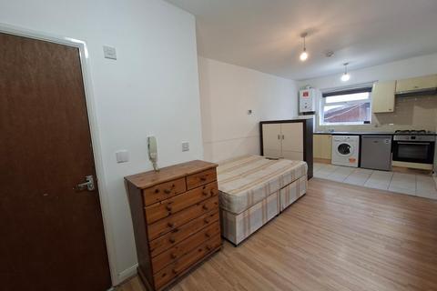 Studio to rent, Saint Margaret's Avenue, London, N15