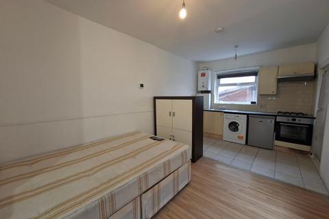 Studio to rent, Saint Margaret's Avenue, London, N15