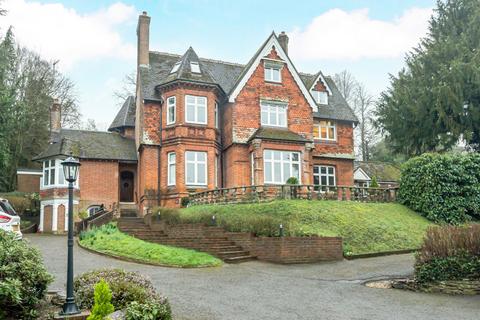 2 bedroom flat for sale, Petworth Road, Godalming GU8