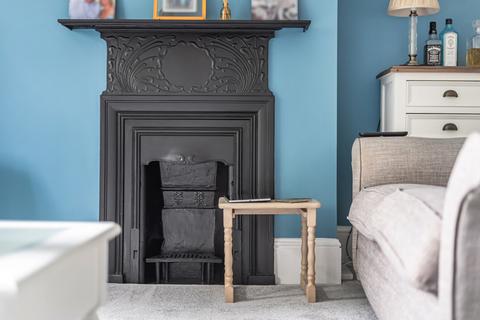 2 bedroom flat for sale, Petworth Road, Godalming GU8