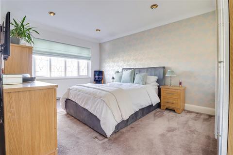 3 bedroom semi-detached house for sale, Highlands Boulevard, Leigh-On-Sea SS9