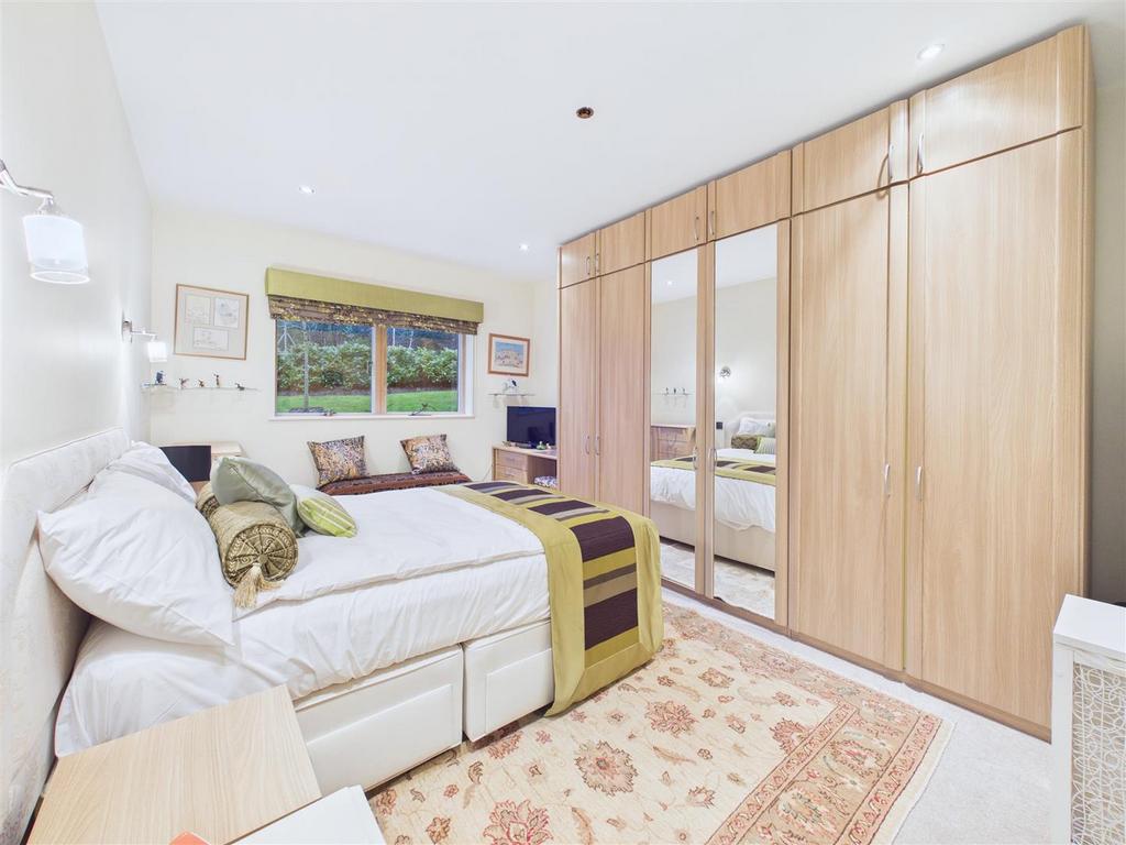 CAM04279 G0-PR0292-STILL025.jpg