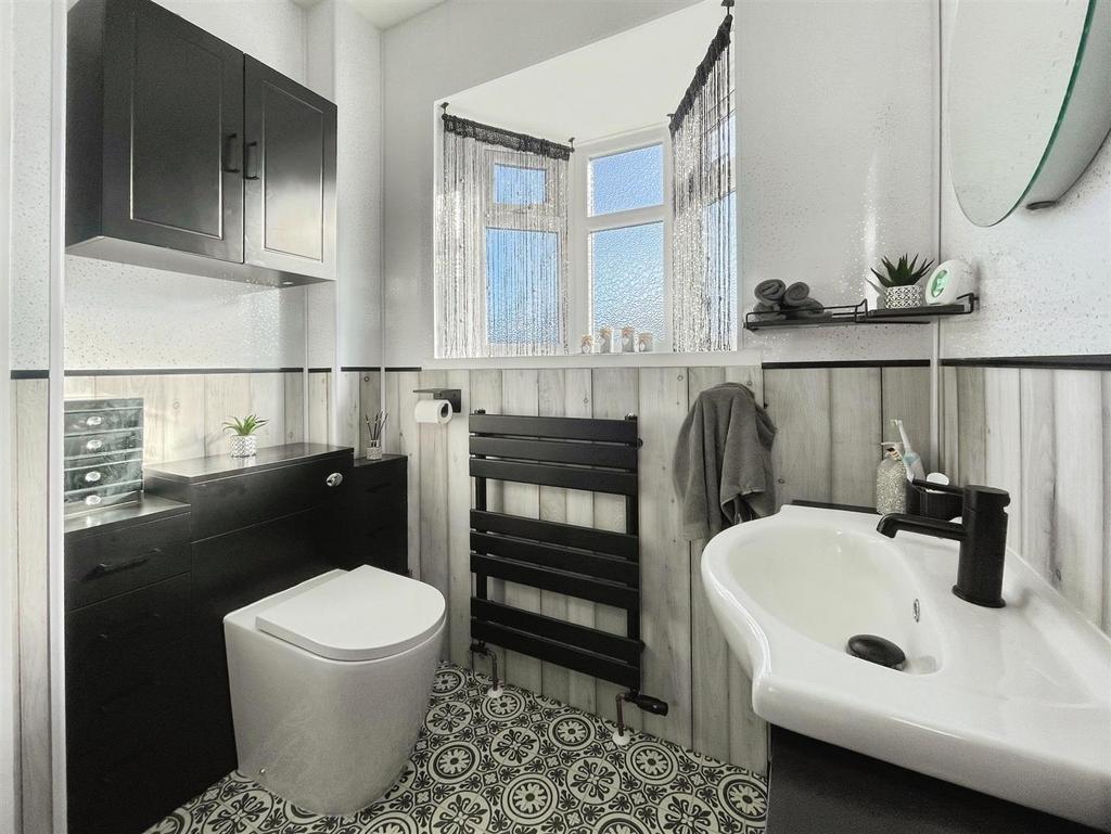 Bathroom One en-suite