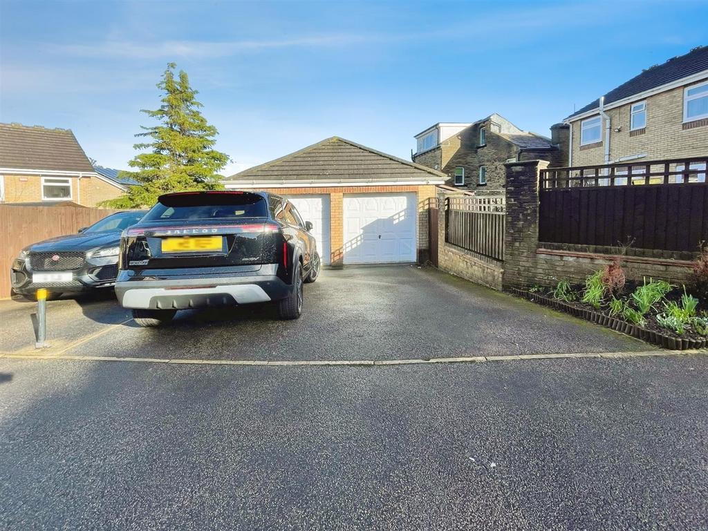Driveway/Garage