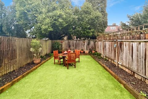 3 bedroom terraced house to rent, St. Pauls Close, London, W5
