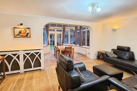 3 bedroom terraced house to rent, St. Pauls Close, London, W5