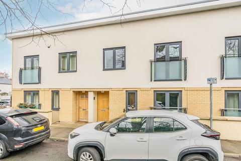 Seething Wells Lane, Surbiton KT6