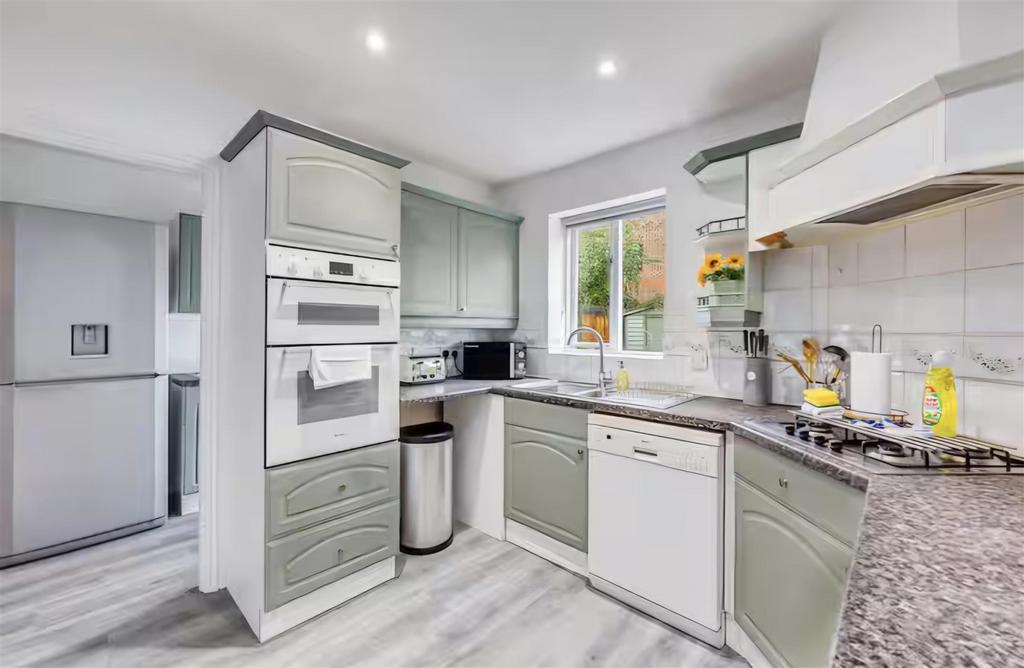 Kitchen 2.jpg