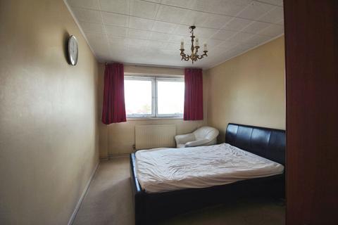 2 bedroom flat to rent, Deanswood, London
