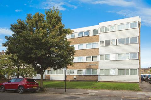 2 bedroom flat to rent, Deanswood, London