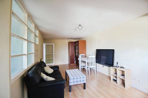 2 bedroom flat to rent, Deanswood, London