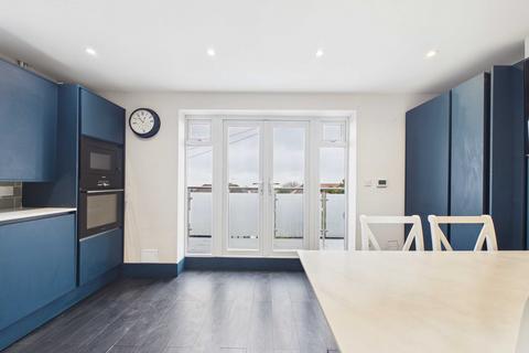 2 bedroom apartment for sale, London Road, Leigh-on-sea, SS9