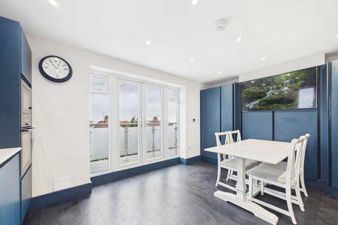2 bedroom apartment for sale, London Road, Leigh-on-sea, SS9