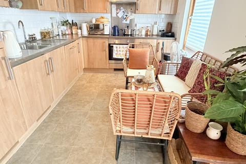 2 bedroom flat for sale, Didcot House, UB7 7FT
