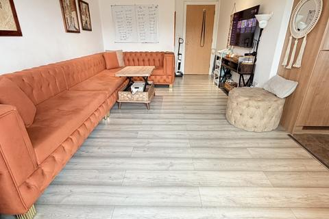 2 bedroom flat for sale, Didcot House, UB7 7FT