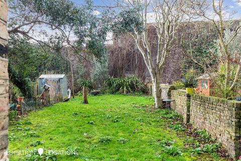 2 bedroom flat to rent, Kingsland Road, London, E8