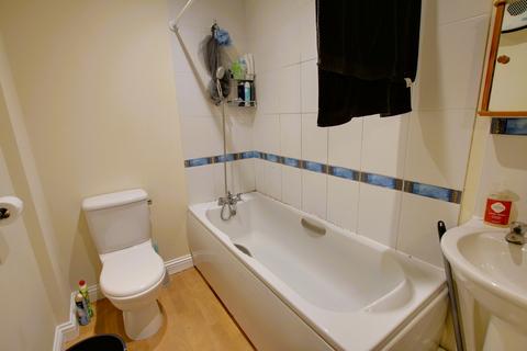2 bedroom flat to rent, Peterhouse Close, Peterborough PE3