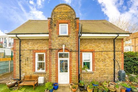3 bedroom house for sale, Garratt Lane, London SW17