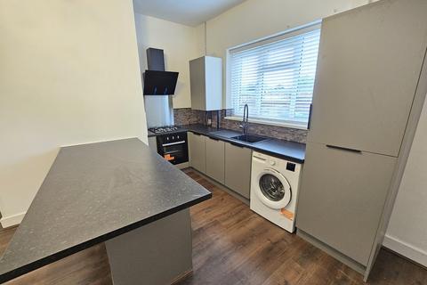 3 bedroom end of terrace house to rent, Margaret Street, Heywood, OL10 3HB