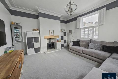 2 bedroom end of terrace house for sale, College Street, Birstall, Batley