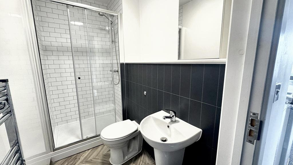 A modern and clean bathroom featuring a white t...