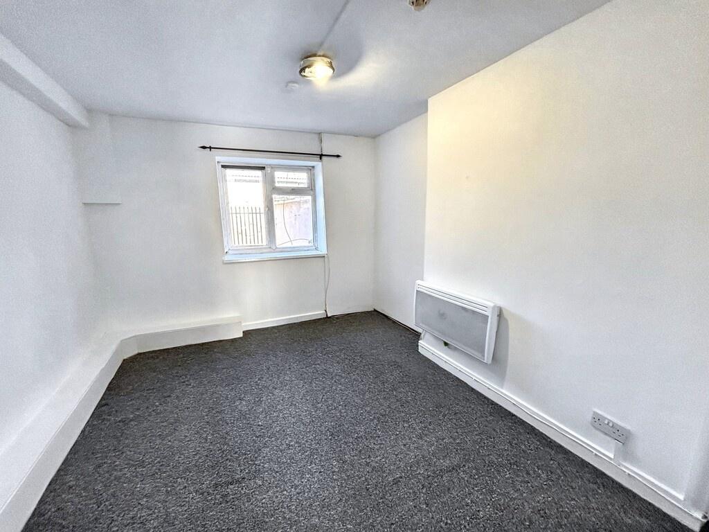 Bright, freshly painted single bedroom with a l...