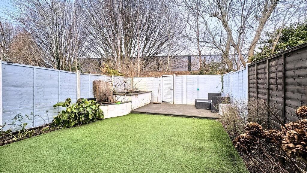 Well-kept private garden with level artificial ...