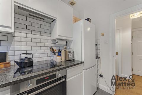 1 bedroom flat for sale, Eleanor Close, Canada Water, SE16