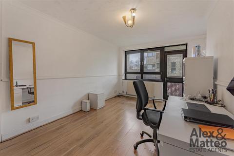 2 bedroom flat for sale, Bush Road, Surrey Quays, SE16