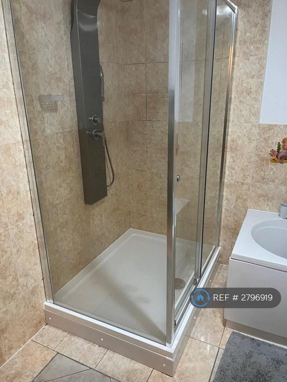 Large Bathroom With Bath &amp; Walk In Shower