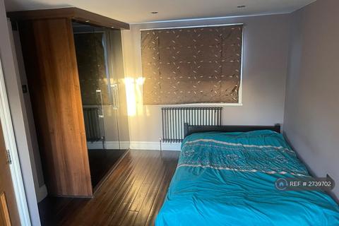 1 bedroom in a house share to rent, Stanway Gardens, Edgware, HA8