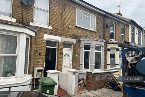 3 bedroom terraced house to rent, Strode Crescent, Sheerness, ME12