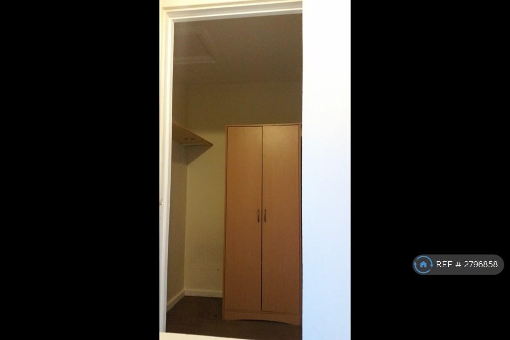 Walk-In Cabinet