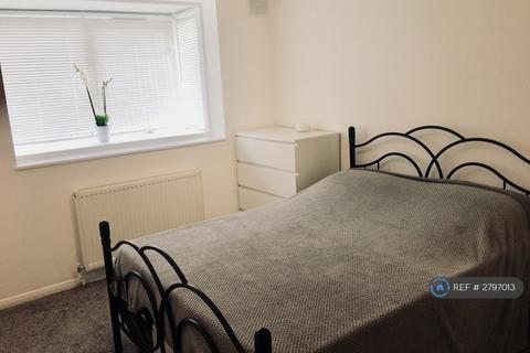 2 bedroom flat to rent, Larch Close, London, N11