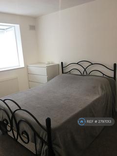 2 bedroom flat to rent, Larch Close, London, N11