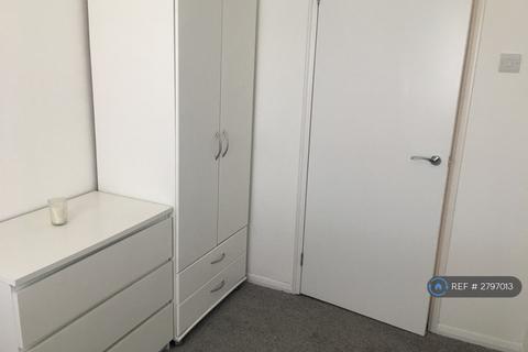 2 bedroom flat to rent, Larch Close, London, N11