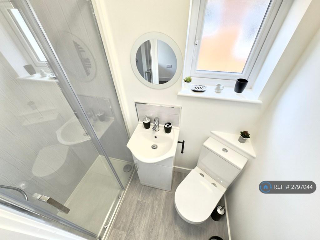 Room 2 Ensuite