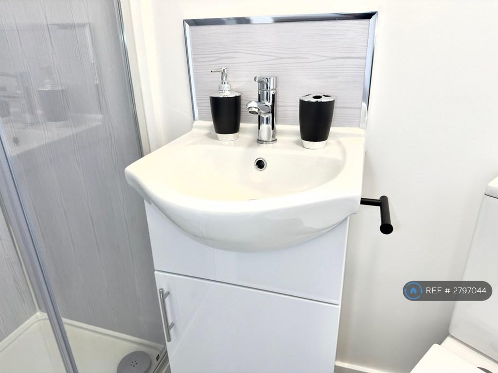 Room 2 Ensuite