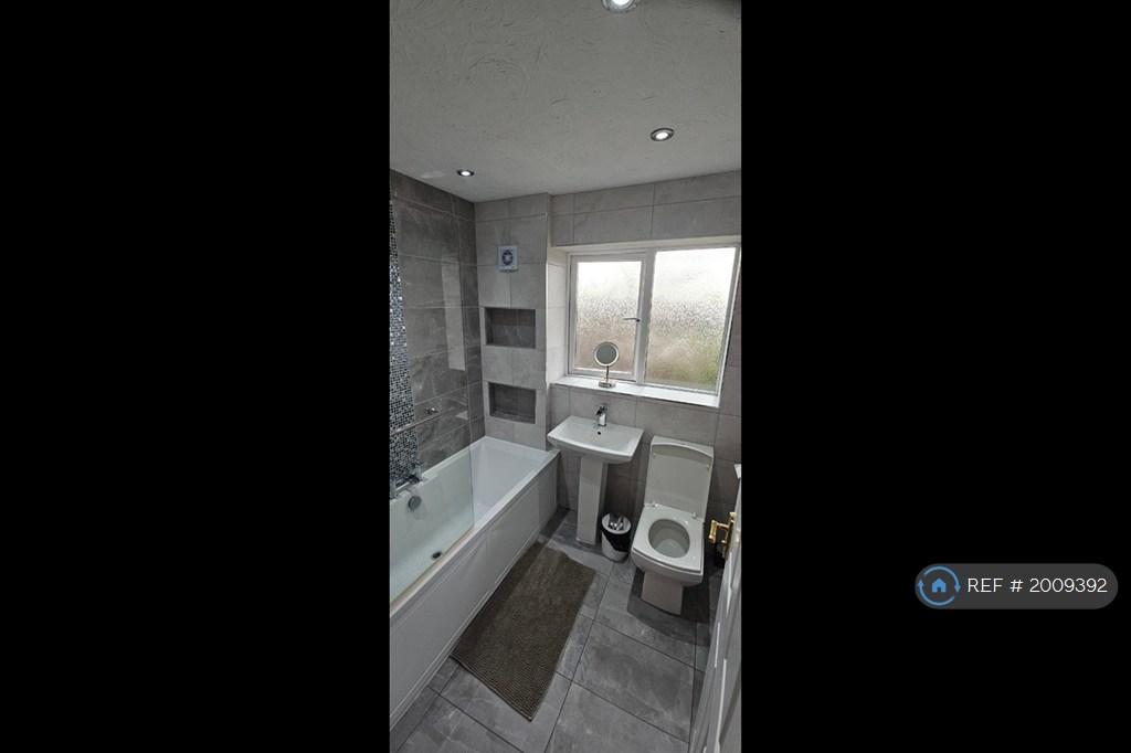 Main Bathroom (1st Floor)